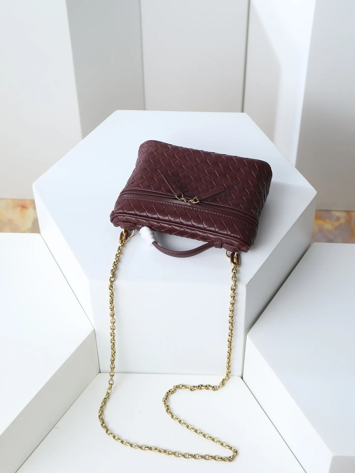 800. BOTTEGA VENETA2025 new women's small Soft Vanity bag adopts the classic Intrecciato weaving technique, inheriting the classics. The ring buckle design 😎 The light metal chain gives you a high-end sense of matching. The chain is removable, so you can wear it as a small bag ~ An elegant small bag that is perfect for participating in events. The overall body of the bag is as soft as marshmallow and can be easily kneaded, showing the strong toughness and high-end feel of the leather. The touch of sheepskin is so amazing. It is so healing when pinched! I have absolutely no resistance to small bags! ! ! Style number: 843800 Size: 19*14*3cm
